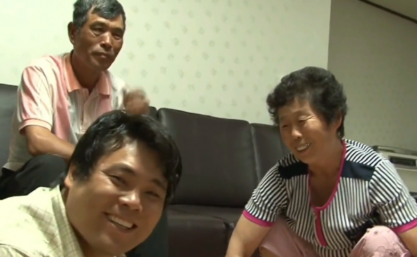 故事:韓國截癱小夥趴著開車,超車變道樣樣精通,正常老司機都佩服 故事:韓國截癱小夥趴著開車,超車變道樣樣精通,正常老司機都佩服