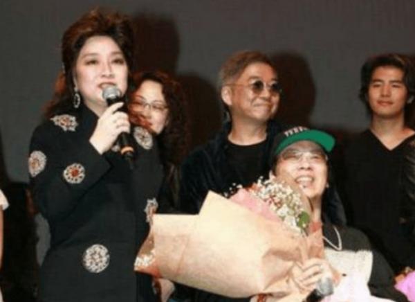 蔡國權：與張國榮齊名，卻在49歲車禍癱瘓，被妻子扔在養老院18年