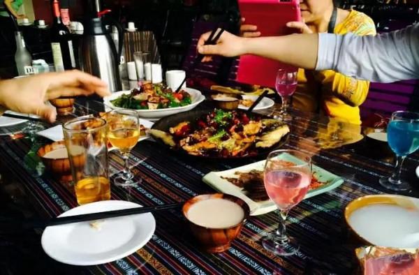 退伍小夥醉酒叫不醒，聽見集合哨瞬間軍姿挺拔：刻在骨子裡的記憶