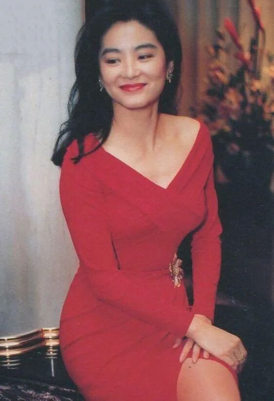 朱珠曬全家福,她的金耳環好搶鏡 朱珠曬全家福,她的金耳環好搶鏡