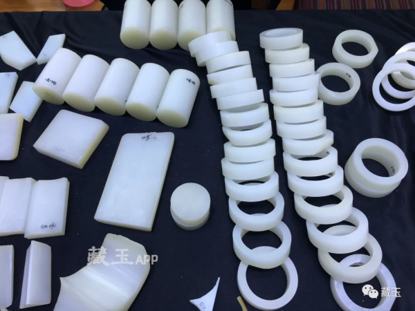 堆成山的200多萬現金與一條手鐲