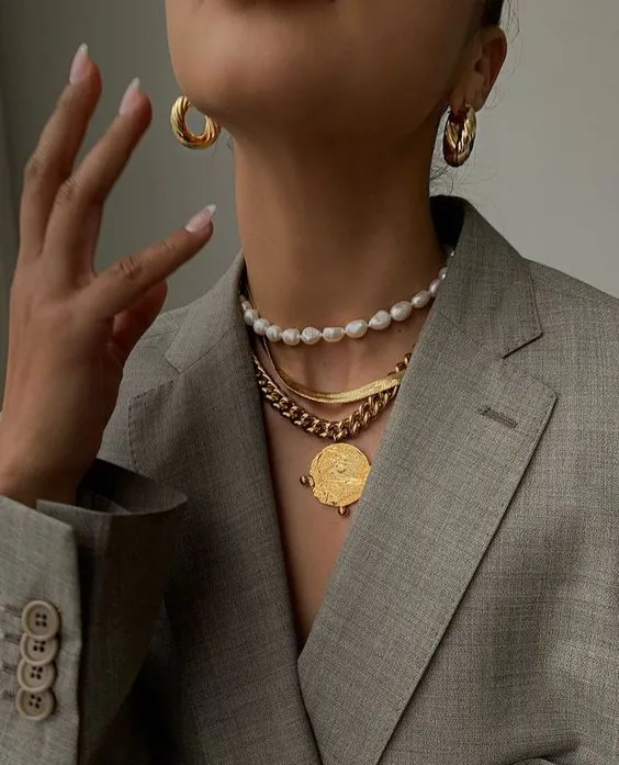 不是上了年紀才戴珍珠，年輕人現在也愛它