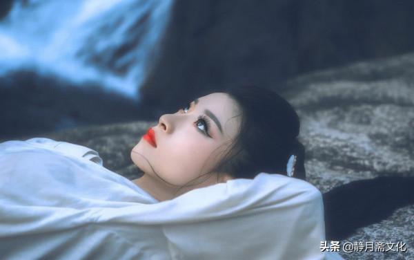 民間故事：農夫山中避雨，天上掉下個美女子，揹回家得到神奇金鈴