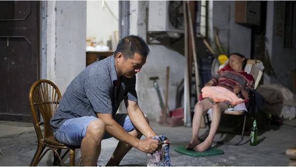 50歲的浙江農村男人經常親他老婆，知道真相後大家眼睛哭紅