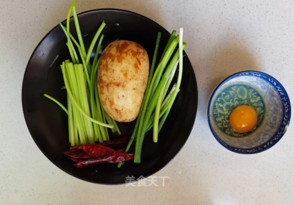 這幾道乾煸菜，焦香四溢，麻辣過癮，下酒又下飯