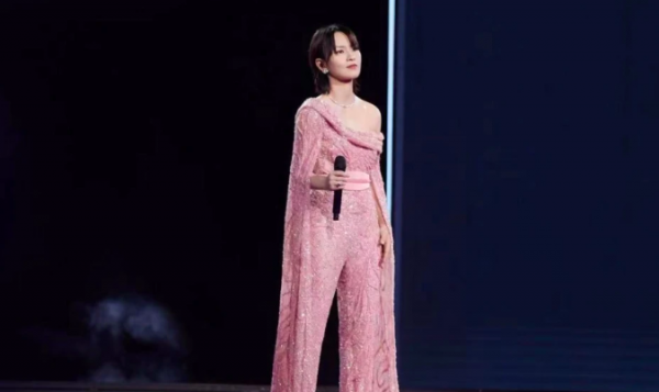 把唐國強和張國立安排在一起，導演用心了，殷秀梅把晚會推向高潮