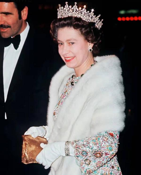 英女王的手鍊好精美，有條十幾歲就開始戴，還有個在她一歲照片上