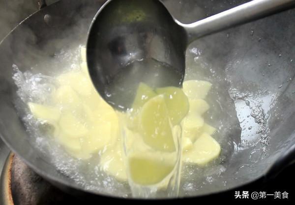 飯店的紅燒土豆片為啥清脆好吃，原來多做這一步，大廚教你這樣做
