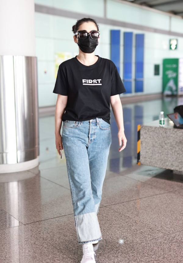 梅婷瘦身後太會穿了,黑色T恤配拼色牛仔褲走機場,簡約卻很高階 梅婷瘦身後太會穿了,黑色T恤配拼色牛仔褲走機場,簡約卻很高階