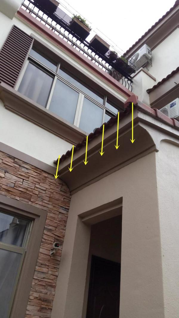 舊PVC管切兩半,裝在屋簷下當雨水槽,排水方便,雨水也不亂洩 舊PVC管切兩半,裝在屋簷下當雨水槽,排水方便,雨水也不亂洩