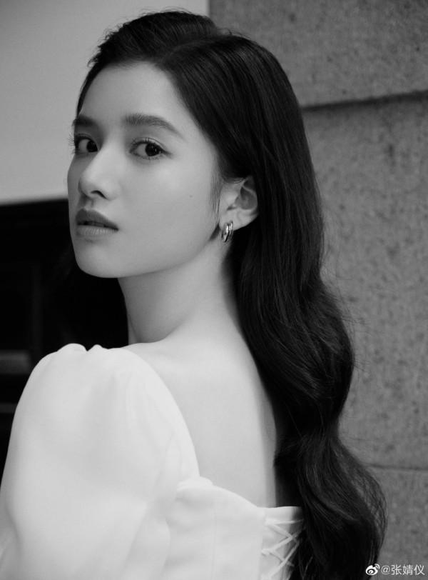 張婧儀復古黑白公主裙大片 張婧儀復古黑白公主裙大片