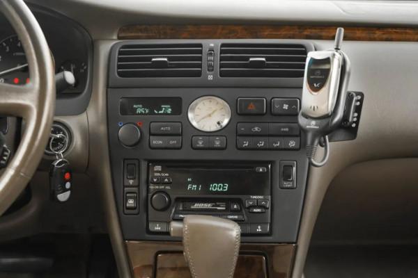 隨車附送摩托羅拉翻蓋手機，曾經的旗艦2000年第二代英菲尼迪Q45