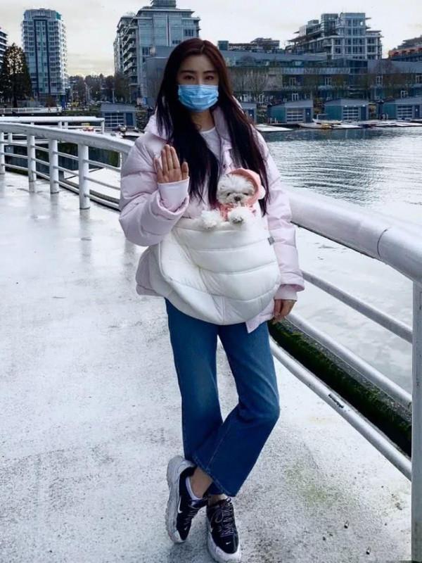 王祖賢曬54歲素顏照，面板無光澤略蒼白，但不打針的臉就是自然