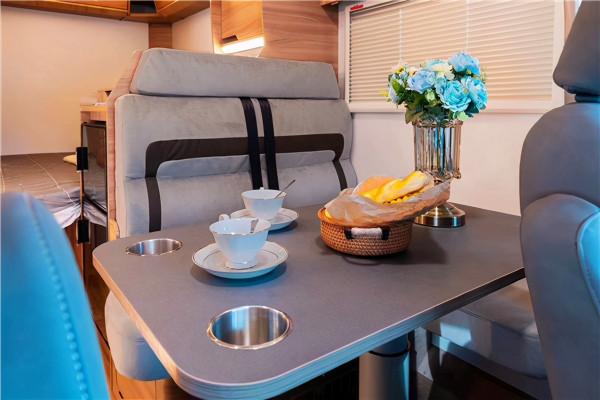 新款亞特Y8紀念版依維柯無拓展房車,超大空間滿足五人出行 新款亞特Y8紀念版依維柯無拓展房車,超大空間滿足五人出行