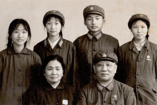 低調開國上將，夫人在醫院看病被嘲笑鄉巴佬，8個兒女無人授將銜