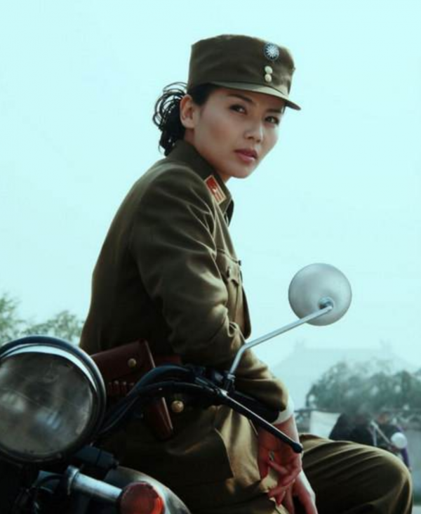 女明星軍裝造型有多浮誇？有人不捨大紅唇，有人腳踩10公分高跟
