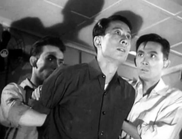 1999年老人拿著報紙失聲痛哭:這麼多年,我的身份終於可以公開了 1999年老人拿著報紙失聲痛哭:這麼多年,我的身份終於可以公開了