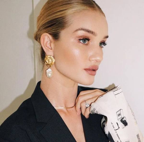 不是上了年紀才戴珍珠，年輕人現在也愛它
