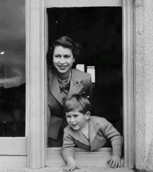 女王承諾永不退位,73歲查爾斯與卡米拉心碎,成就了戴安娜單親子 女王承諾永不退位,73歲查爾斯與卡米拉心碎,成就了戴安娜單親子