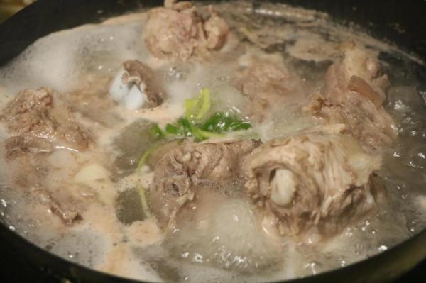 家庭版本的滷棒骨,每次滷一大鍋瞬間被搶光,解饞更過癮!香 家庭版本的滷棒骨,每次滷一大鍋瞬間被搶光,解饞更過癮!香