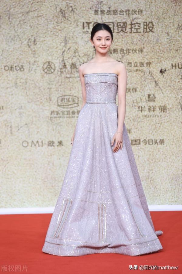 第34屆金雞獎閉幕紅毯:群星歡聚,林允粉色花苞裙真是仙女本人了 第34屆金雞獎閉幕紅毯:群星歡聚,林允粉色花苞裙真是仙女本人了