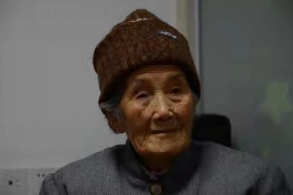 99歲抗戰女兵離家70年，終圓夢迴故鄉，在孫中山照片前敬了個軍禮