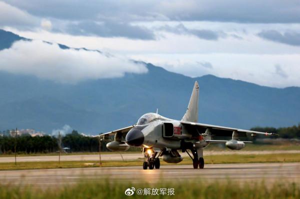 南部戰區海軍航空兵某旅開展跨晝夜飛行訓練