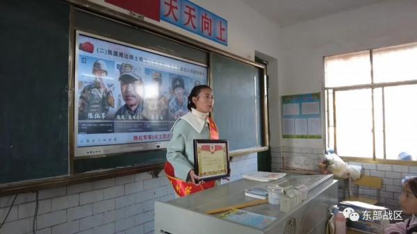 立功喜報送進學校,軍嫂直呼感動,學生當場沸騰…… 立功喜報送進學校,軍嫂直呼感動,學生當場沸騰……