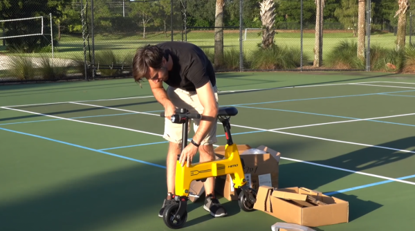 美國小夥買中國迷你電車,本來不相信質量,試駕後想轉行做代駕 美國小夥買中國迷你電車,本來不相信質量,試駕後想轉行做代駕