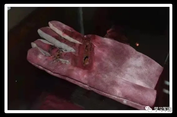 軍史館探“寶”⑪ | 從血色旗幟到血色手套,“鋼刀精神”永不變 軍史館探“寶”⑪ | 從血色旗幟到血色手套,“鋼刀精神”永不變