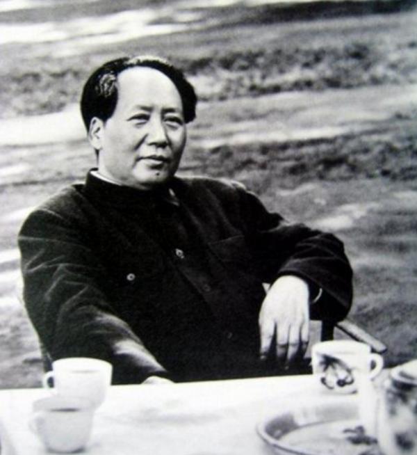 蔣介石讓陳布雷也寫《沁園春·雪》，想把毛澤東壓下去，結局如何
