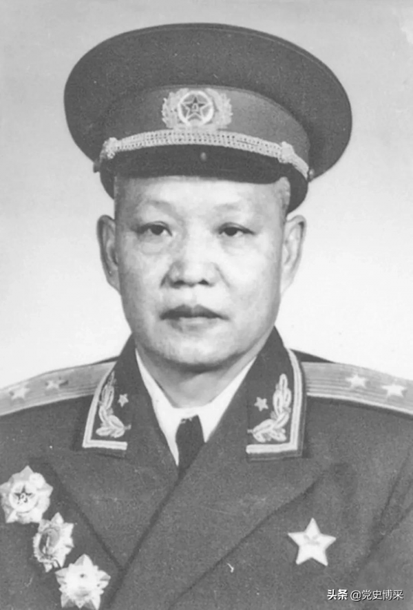 雲南籍開國中將，榮獲四枚一級勳章，左眼失明晚年手拿放大鏡撰寫回憶錄