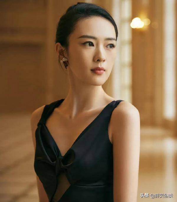 童瑤很喜歡展示鎖骨，氣質身材俱佳，就像年輕的章子怡