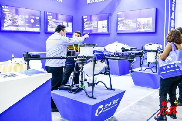無人拖拉機 無人艇 無人飛機 數字系統，國際農機展上樣樣有