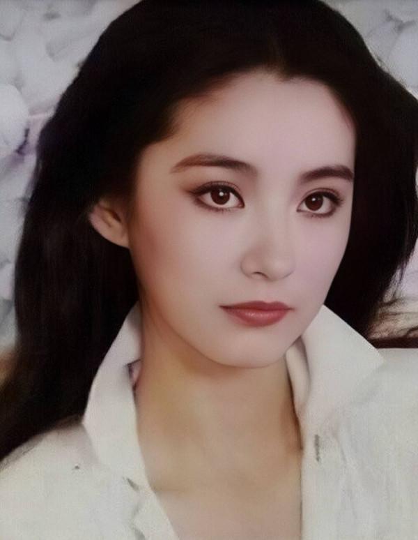 小臉女星的天下！這12個漫畫臉巔峰PK，大眼睛巴掌臉一個比一個美