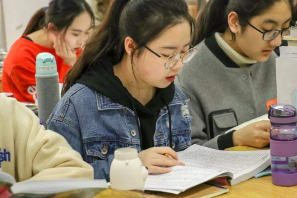 大學也有“潛規則”，輔導員不會明說，等到畢業才後知後覺就​晚了​