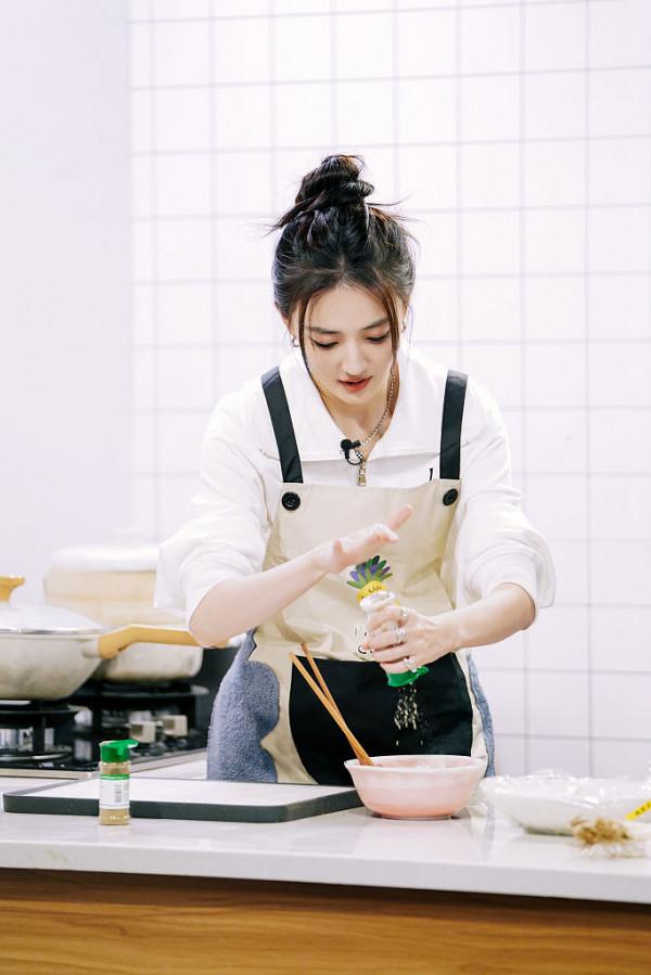 徐璐丸子頭編髮造型靈動俏皮 秀廚藝遛狗狗魅力十足