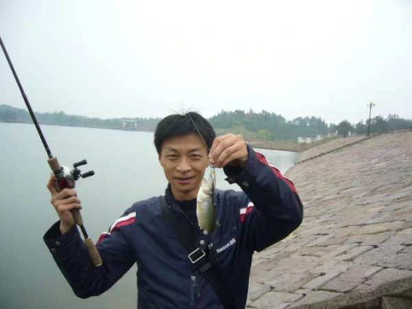 豪車停滿、買裝備花100多萬，釣魚是男人最後要佔領的高地？