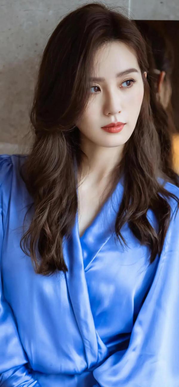 劉詩詩一襲藍裙溫柔優雅 完美肩頸線條氣質迷人，網友：仙女下凡