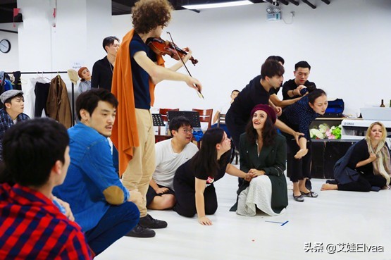 劉燁大手筆！影院包場為老婆慶生，混血嬌妻穿大衣顏值高階似明星