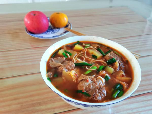 一個人的晚餐不湊合,給自己做一碗美味的排骨麵,真香 一個人的晚餐不湊合,給自己做一碗美味的排骨麵,真香