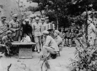 美國倉皇撤離漢城,李承晚大發雷霆,李奇微:你去聽聽志願軍衝鋒號