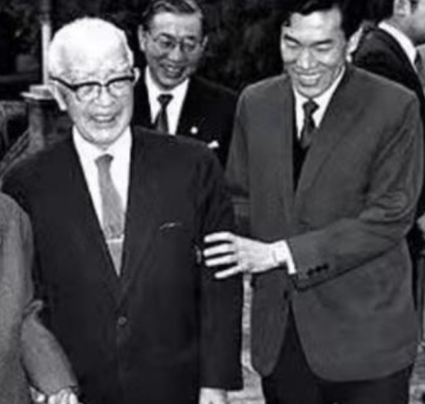 76年周總理病逝後，追悼會上出現一位日本老人：我是周總理的弟弟