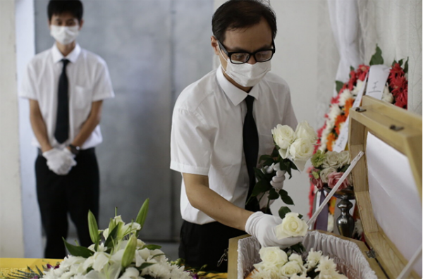 中國入殮師，花8小時修復吊車碾壓過的屍體，採訪稱：這是在積善