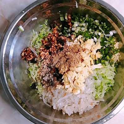 青蘿蔔粉條素餡菜盒子,清清爽爽,營養豐富,好吃不怕胖 青蘿蔔粉條素餡菜盒子,清清爽爽,營養豐富,好吃不怕胖