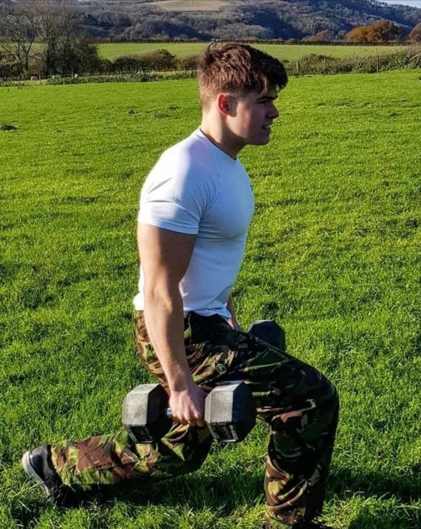 英國王室出了個英俊小哥，女王看好他，有望頂了哈里的缺