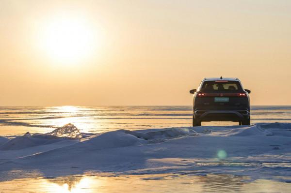 零下30度在冰湖上開電動車漂移是什麼感覺？