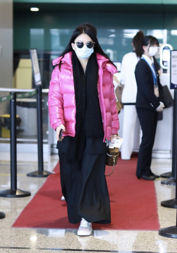 戀愛了？李湘戴8千5圍巾亮相，同行男方開百萬豪車長相敦厚老實