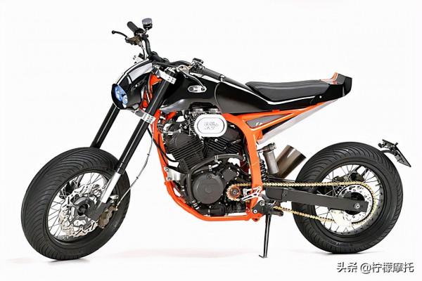 黑白分明，三眼怪“叔叔”