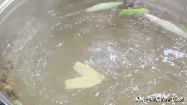 把整隻雞放到鹽水中一泡,出鍋皮脆肉嫩,不柴不腥,實在太厲害了 把整隻雞放到鹽水中一泡,出鍋皮脆肉嫩,不柴不腥,實在太厲害了